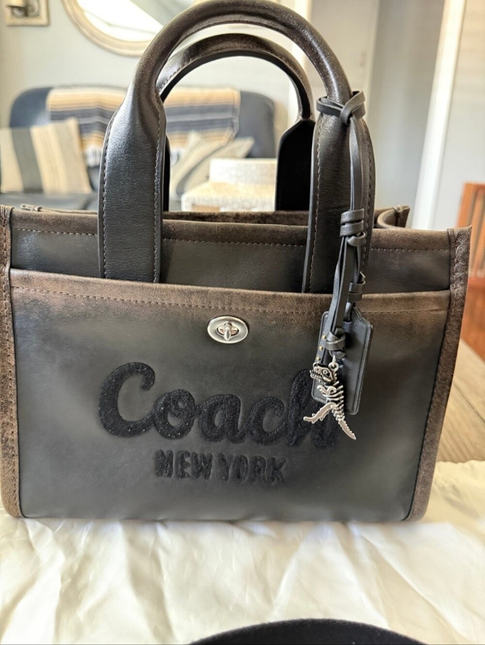 Coach New York Cargo Tote 26 Black Loved Leather - Picture 10 of 10